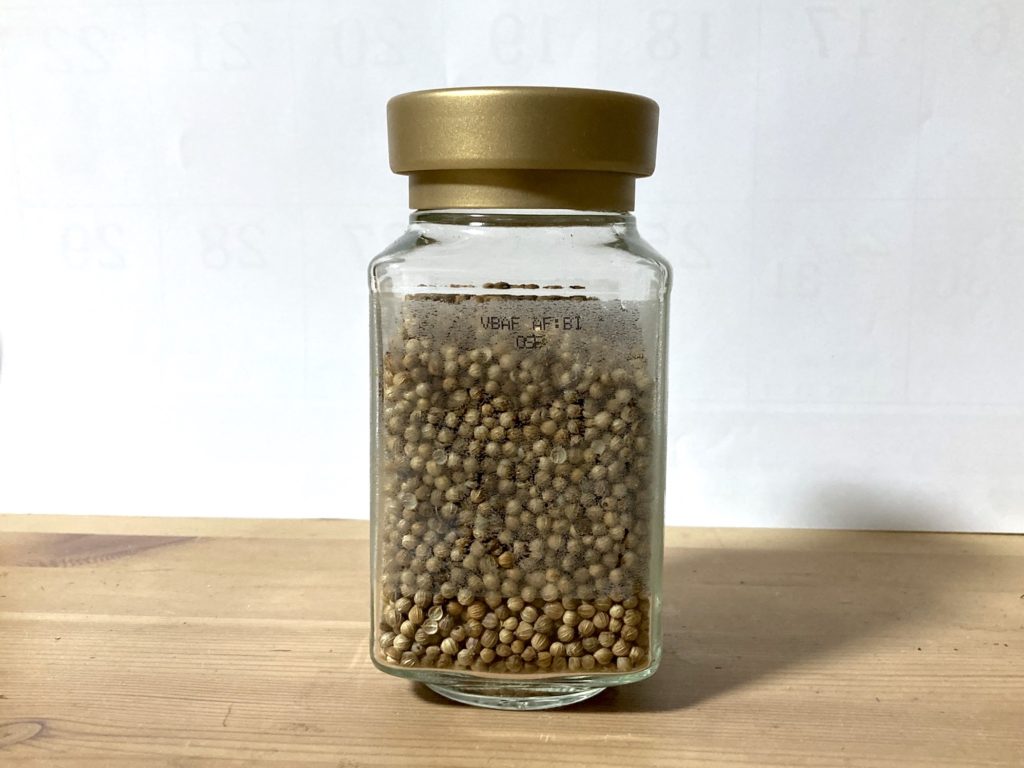 コリアンダーのホールスパイスをコーヒーの空き容器に入れる