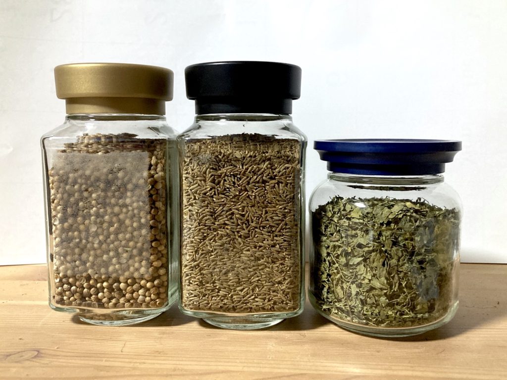 コーヒーの空き容器にスパイスを入れる