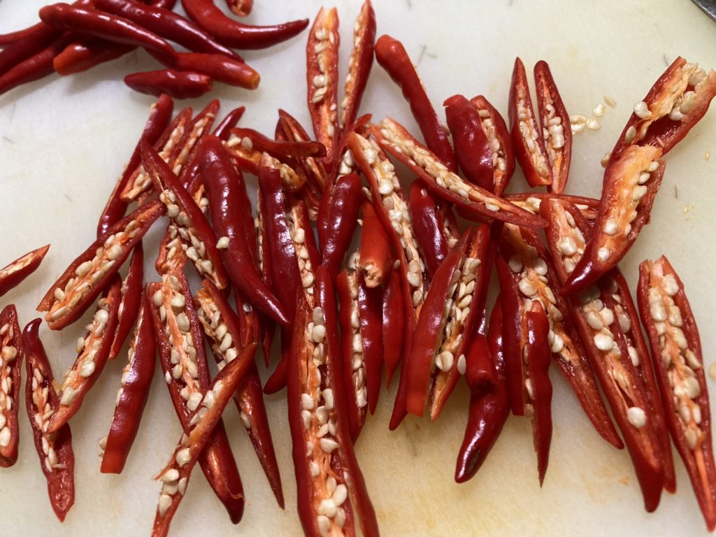 赤唐辛子を真っ二つ
