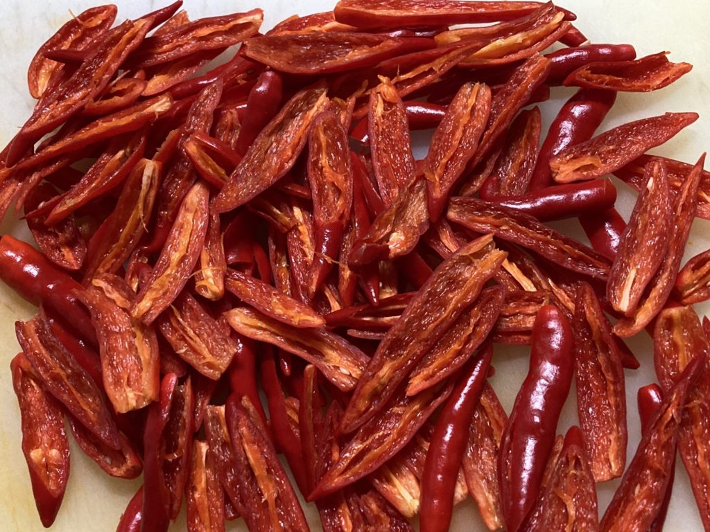 赤唐辛子の種を取る