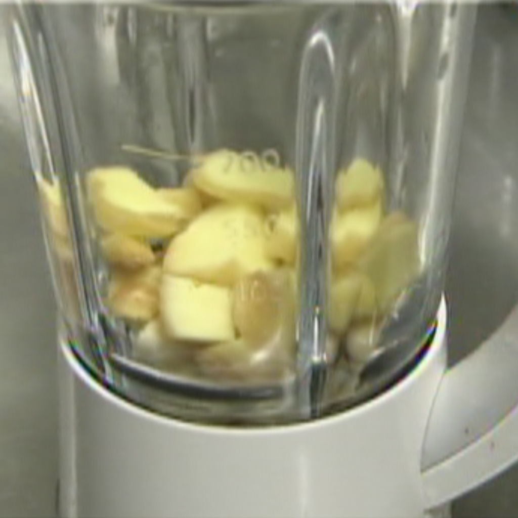 にんにく、生姜をミキサーにかける