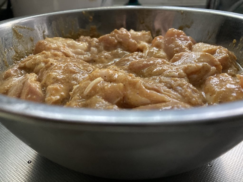 肉をマリネ液にひたす